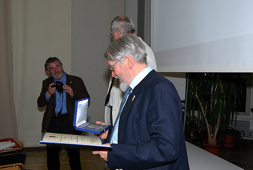 Univ.-Prof. Dr. Wolfgang Hahn (im Hintergrund: Helmut Zobl und Hubert Emmerig)