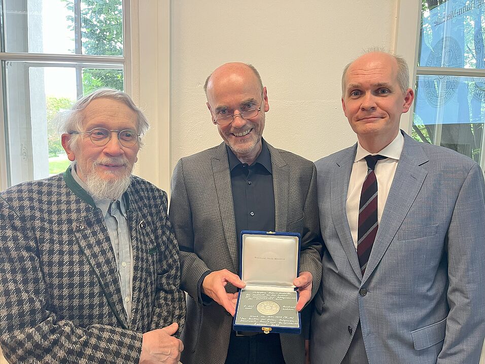 Verleihung der Wolfgang Hahn-Medaille an Reinhard Wolters (Mitte), Wofgang Hahn (links) und Institutsvorstand Bernhard Woytek (rechts) gratulieren herzlich.